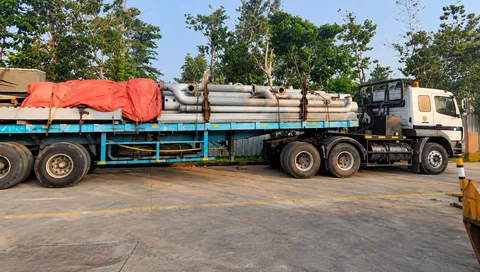 Packing komponen siap kirim di workshop