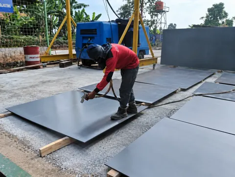 Proses pengecatan primer di workshop