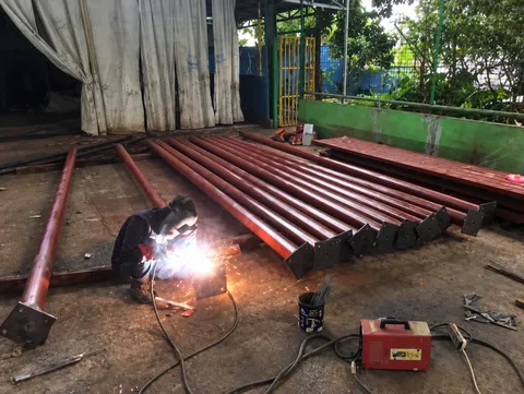 Pekerjaan pengelasan di workshop