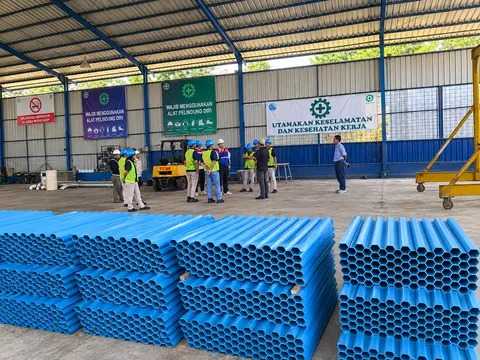 Pembuatan tube settler di workshop