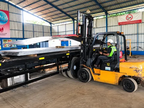 Unloading material di workshop